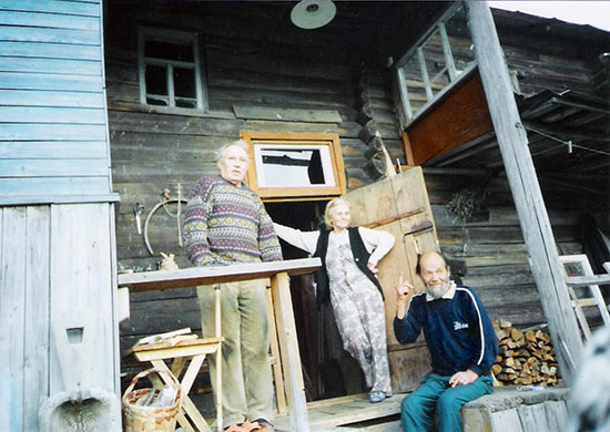 В Оденьеве. Художник Б.И. Шабаев с женой, художник Ю.Н. Петров. 
			Август 2005 г.