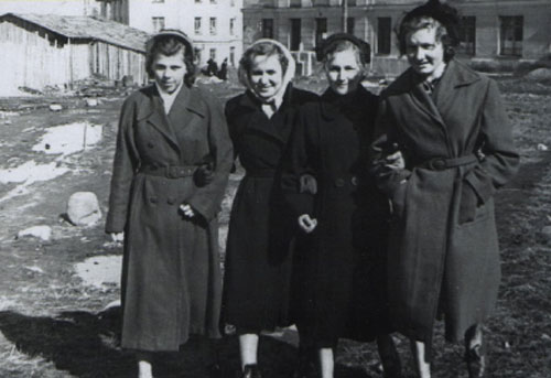 Одногруппницы Николая Рубцова, справа налево: Женя Смирнова, Женя Рогозина, Лида Виноградова, Женя Савкина.