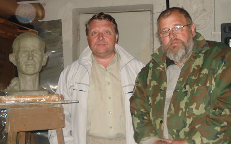 Леонид Вересов и Алексей Контарев у восстанавливаемого бюста Николая Рубцова.
