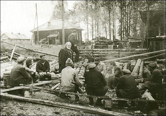 Белов на строительстве музея в селе Никола 1985 г. Музей Рубцова в Никольском.
