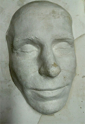 Посмертная маска поэта 
			Рубцова