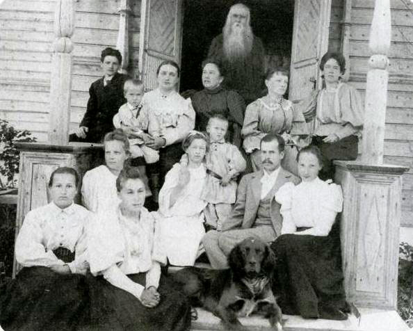 На крыльце дома Никановых, Золотиловых 1897 год