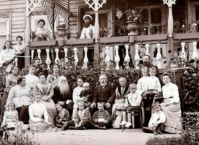 Возможная фотография дома и семьи Н.М.Гаршиной (Золотиловой). 